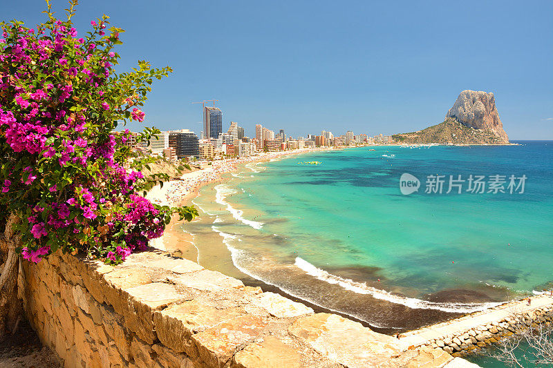 丰富多彩的地中海海景。山Penyal d 'Ifach。Calpe海滩,西班牙。